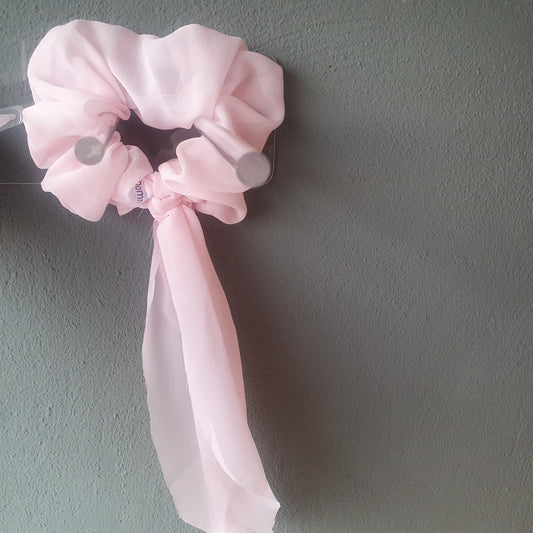 SCRUNCHIES ΜΟΥΣΕΛΙΝΑ ΡΟΖ ΑΠΑΛΟ ΜΕ ΜΑΚΡΙΑ ΚΟΡΔΕΛΑ ΓΙΑ ΜΑΛΛΙΑ 10051